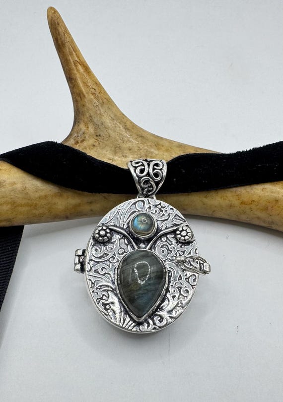 Vintage Photo Locket: Labradorite Gemstone Pendant, Black Velvet Choker