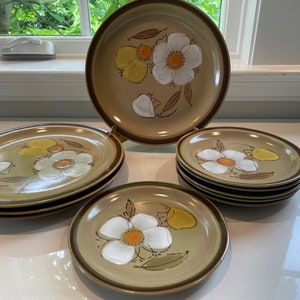 Platos para cena y postre de cerámica pintados a mano con diseño de cornejo de Hearthside, hechos en Japón