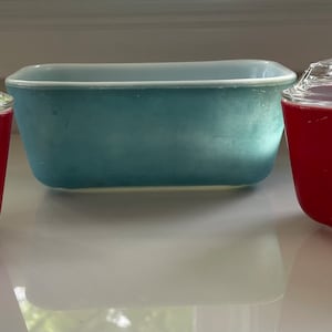 Pyrex Refrigerator Dishes Red with lid 501-C and Blue