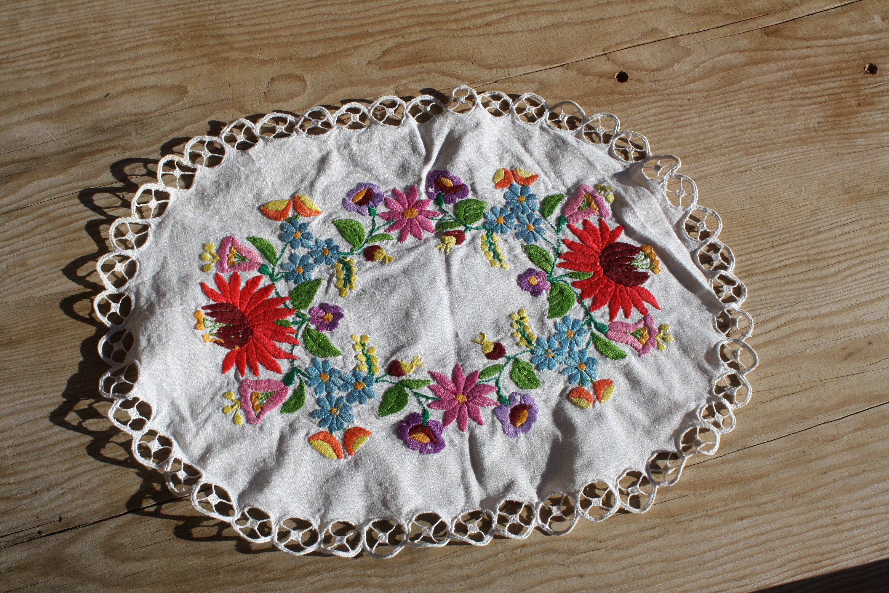 手刺繍ハンガリーカロチャ花柄テーブルランナー - Etsy 日本