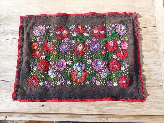 ハンガリー民族刺繍枕カバー：マチョー花柄フェルトクッション - Etsy 日本