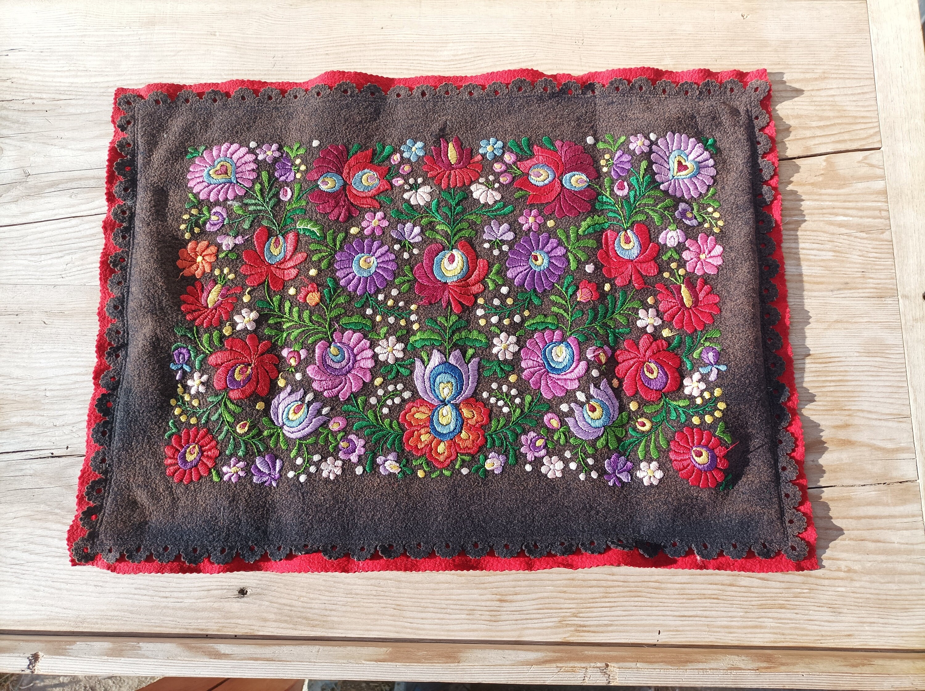 ハンガリー民族刺繍枕カバー：マチョー花柄フェルトクッション - Etsy 日本