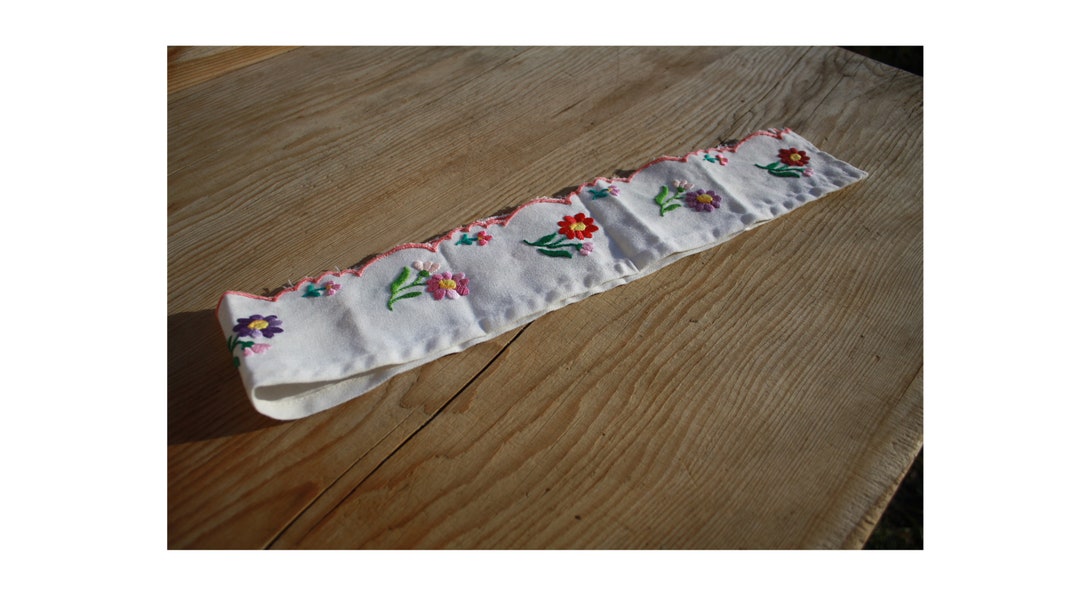 ハンガリーの民族刺繍が施された花柄のヴィンテージカーテン