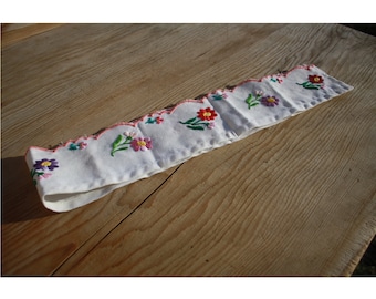 ハンガリーの民族刺繍が施された花柄のヴィンテージカーテン、ホワイト