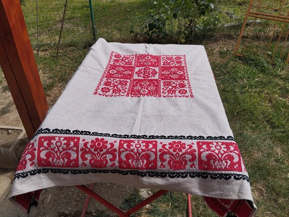 Vintage Folk Flower Tablecloth: Machine Woven Linen Wall Hanging