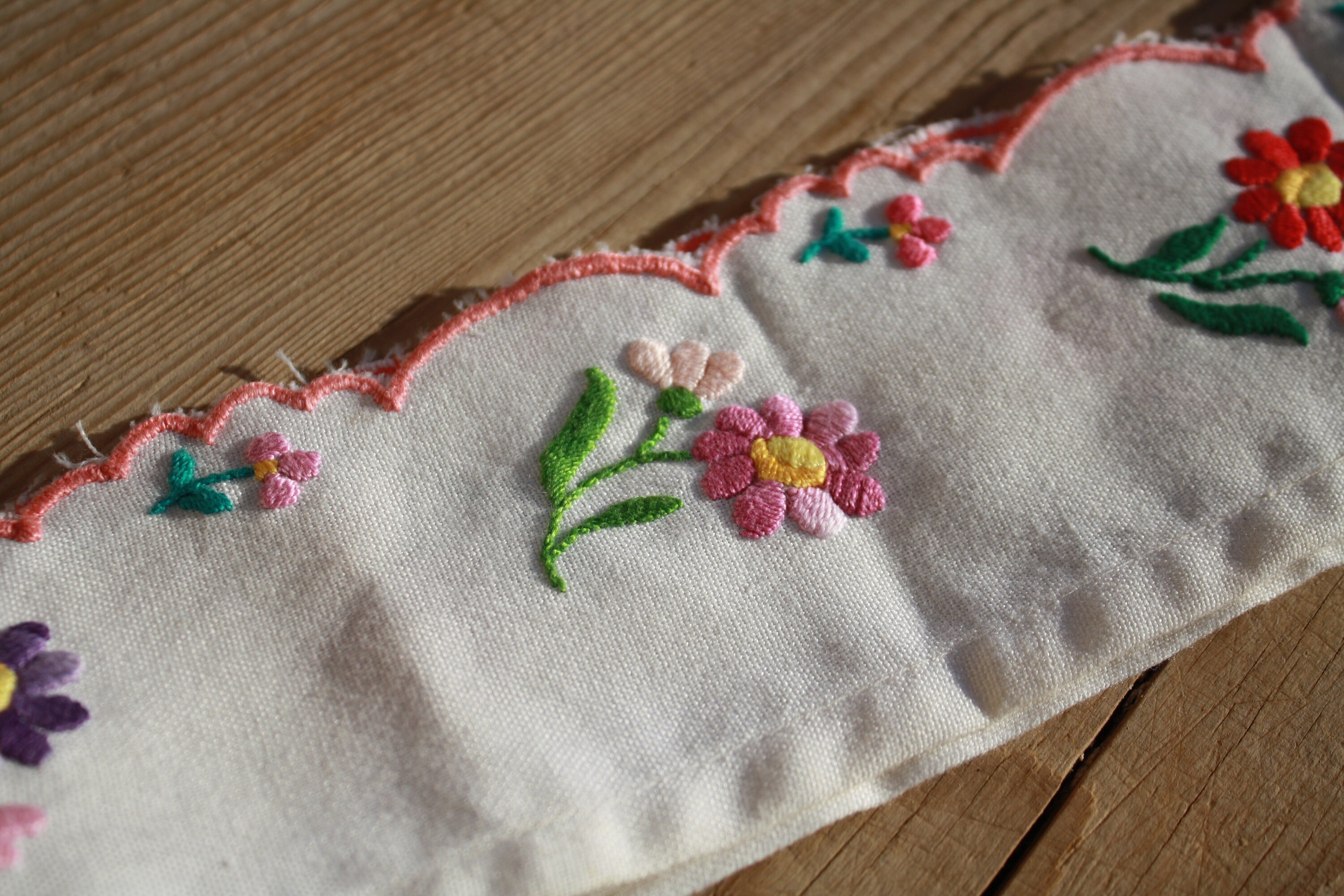 ハンガリーの民族刺繍が施された花柄のヴィンテージカーテン、ホワイト