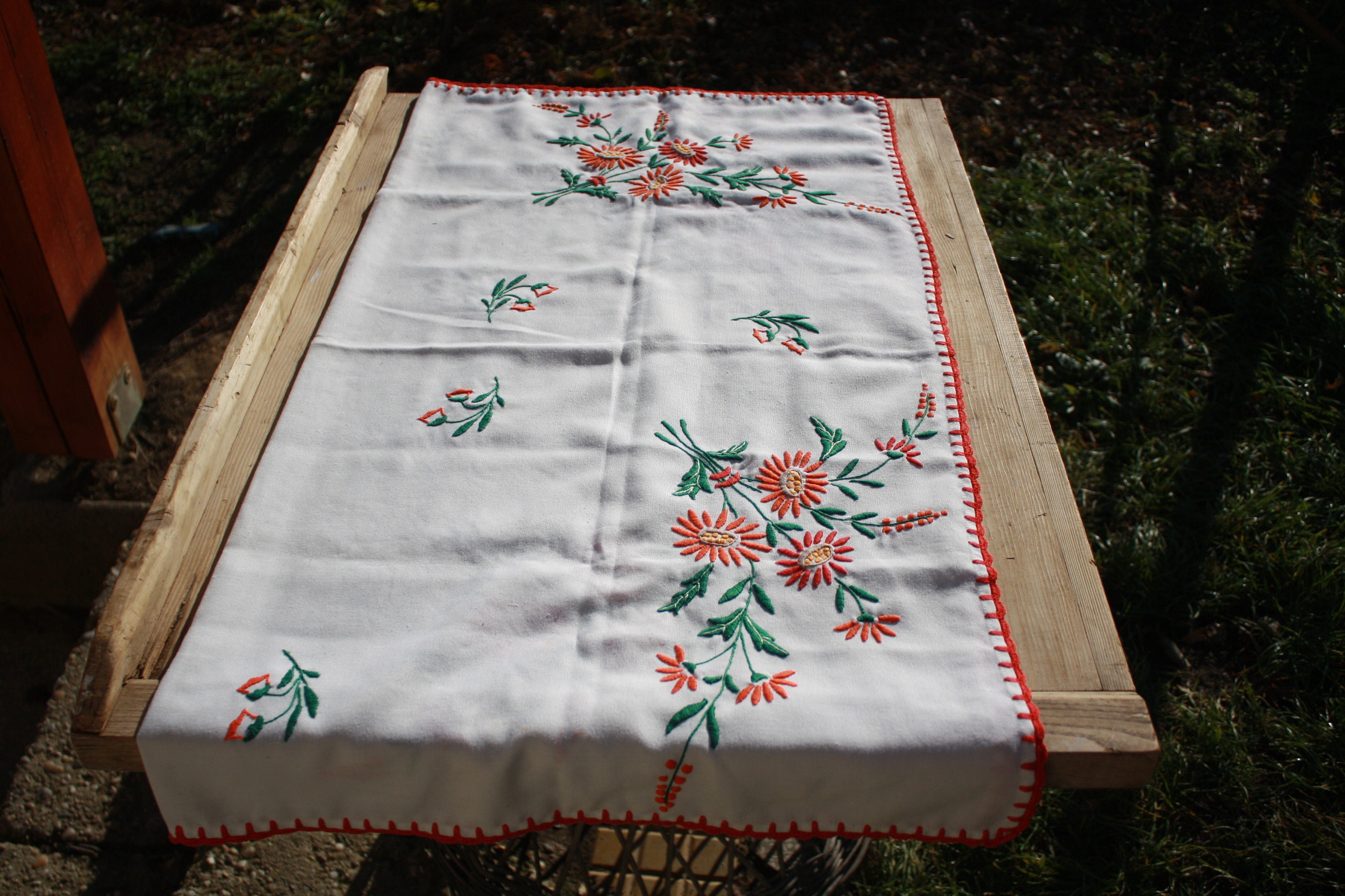 テーブル用品 Hungary embroidery antique tablecloth Antique Hungarian Embroidered Tablecloth: Folk Art Floral