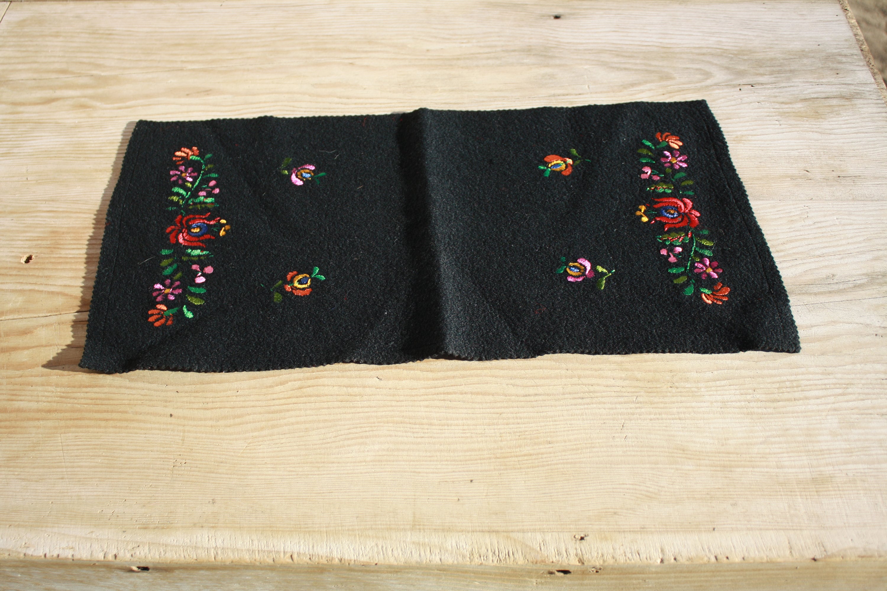 ハンガリーの民芸テーブルランナー：手刺繍の花柄フェルトマチョ装飾 