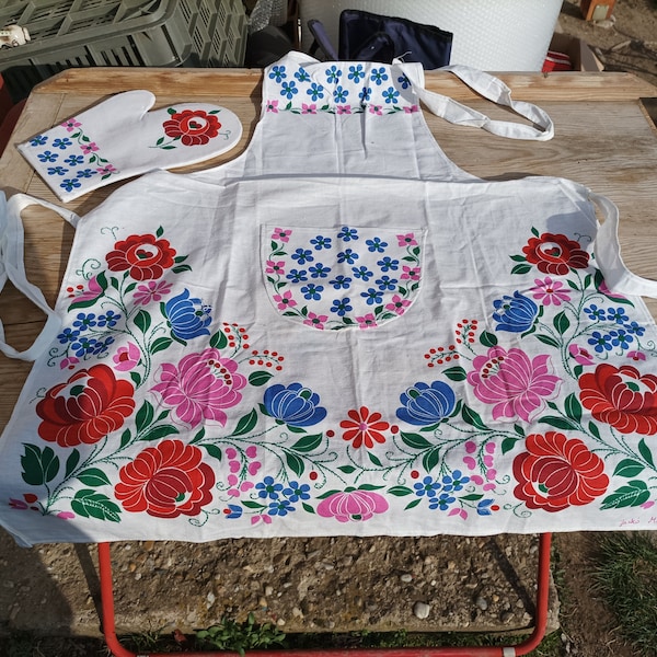 Decorative Hungarian Flower Decorated Folk Printed Pinafore with Oven Mitts, Decorative Apron with Oven Mitt