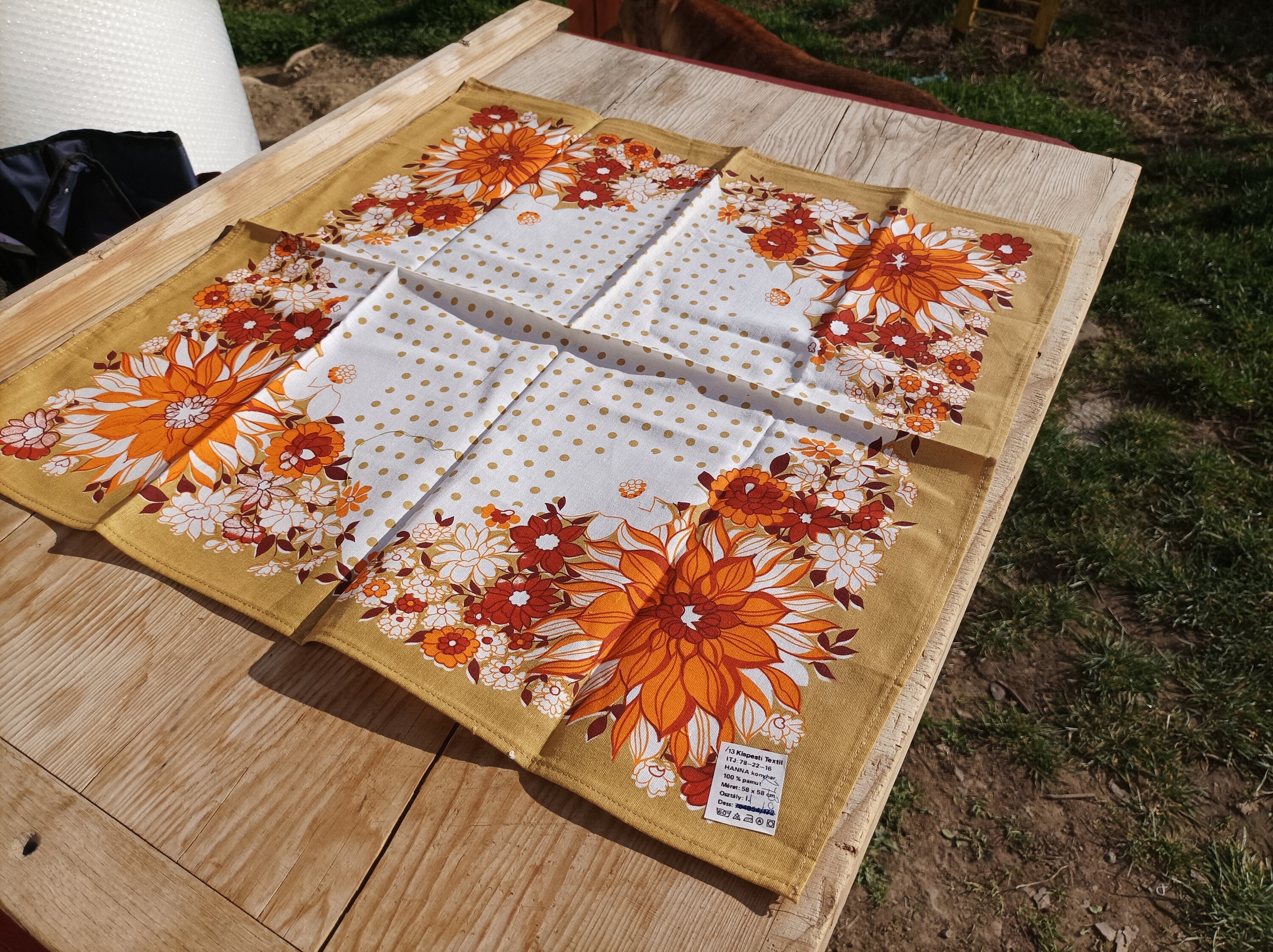 花のモチーフがプリントされたヴィンテージのテーブルクロス