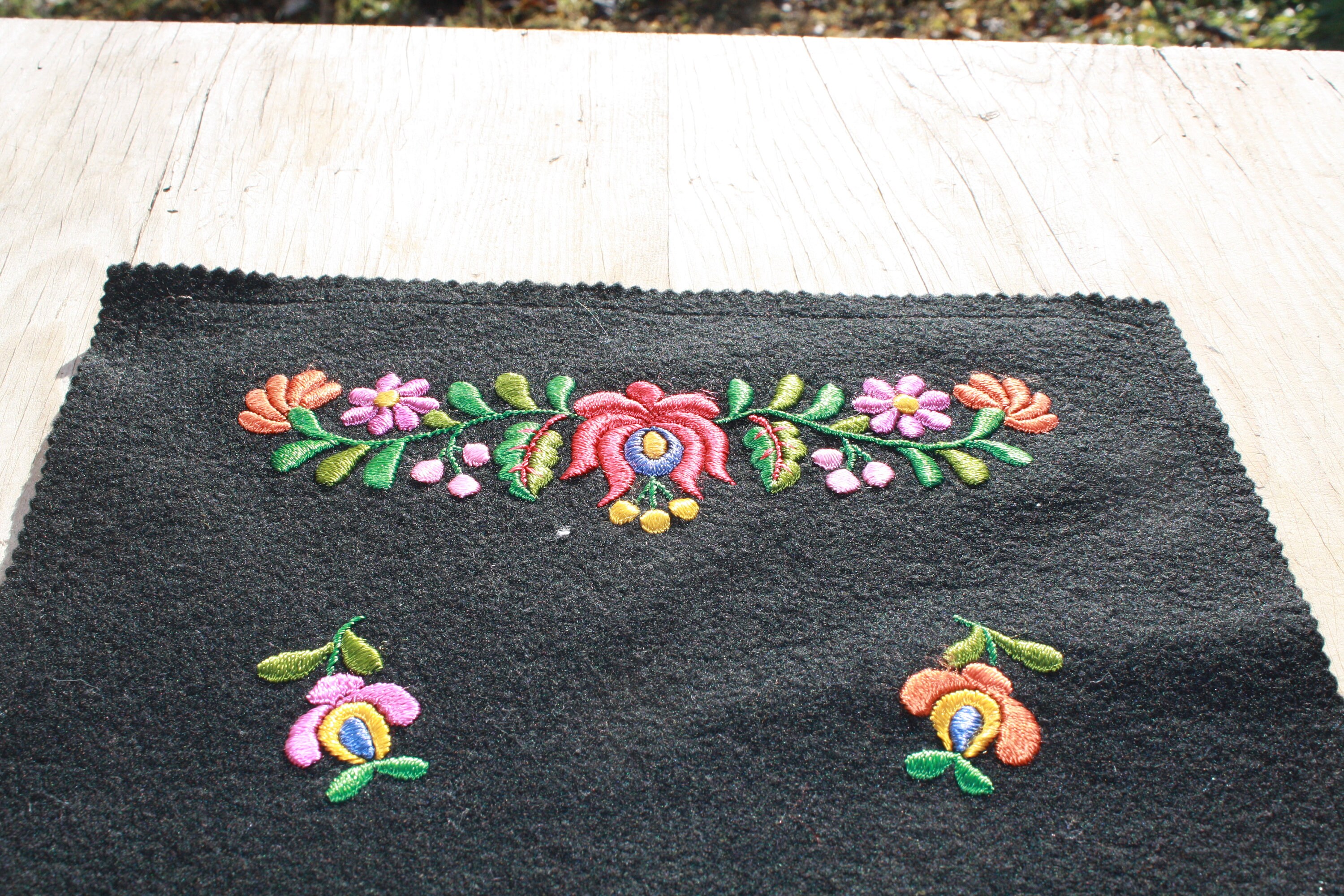 ハンガリーの民芸テーブルランナー：手刺繍の花柄フェルトマチョ装飾 