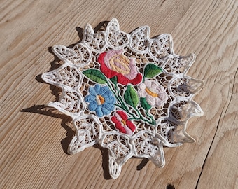 Vintage Hungarian Embroidered Centerpiece: Kalocsa Folk Art Doily