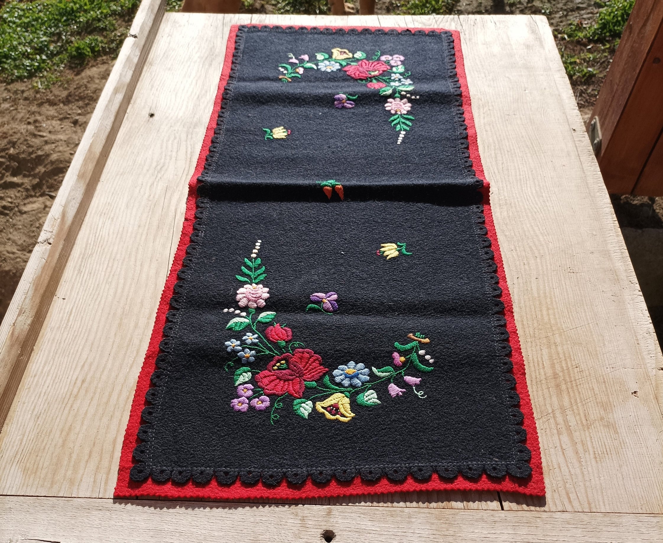 ハンガリーカロチャ刺繍が施されたテーブルランナー il_fullxfull.5648258134_e1ar.jpg