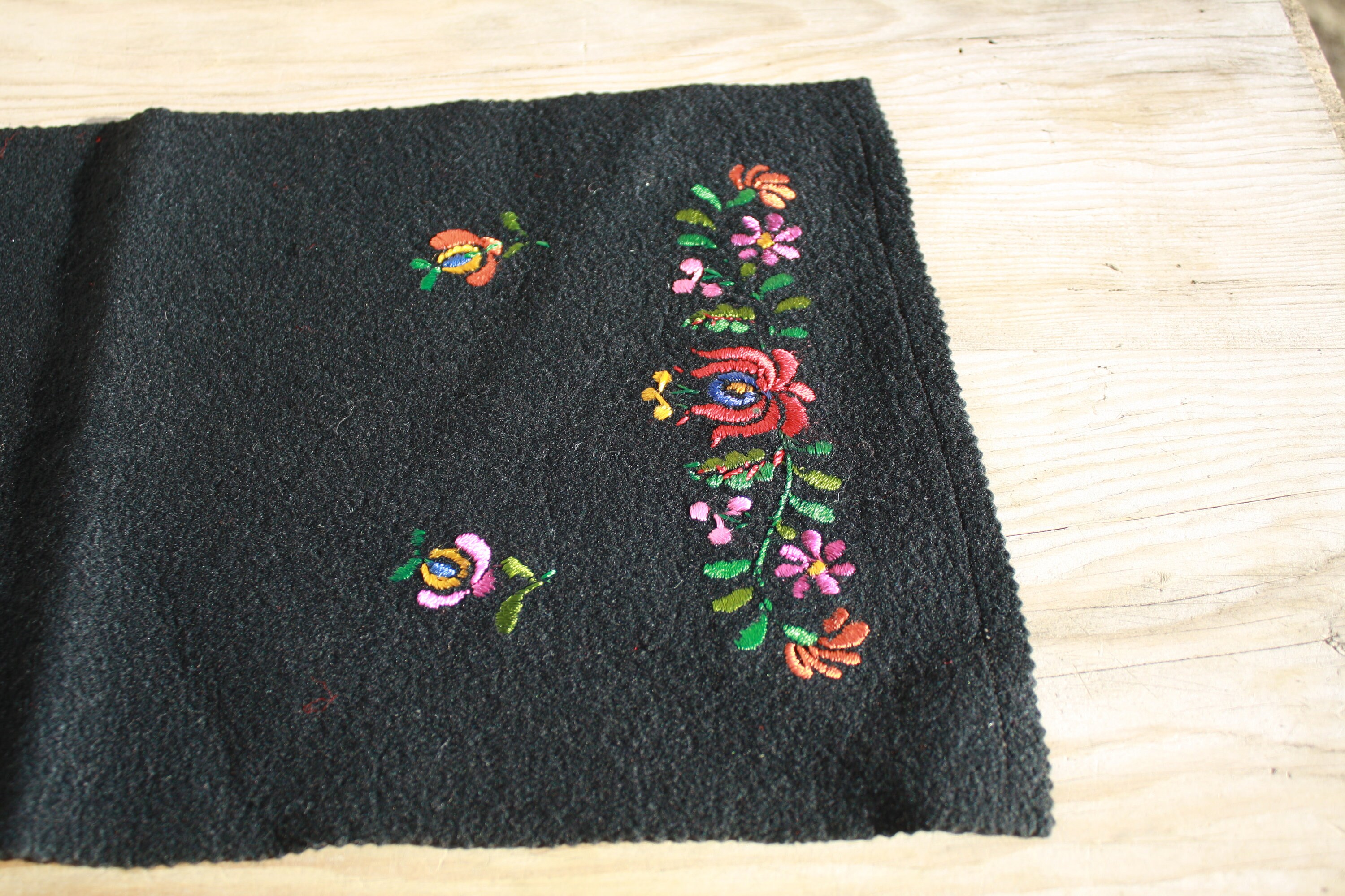 ハンガリーの民芸テーブルランナー：手刺繍の花柄フェルトマチョ装飾 
