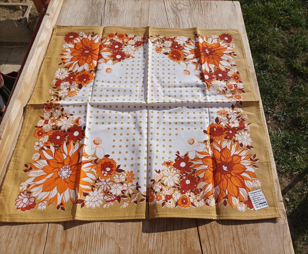 花のモチーフがプリントされたヴィンテージのテーブルクロス