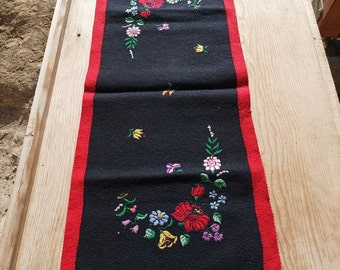 ハンガリーの手刺繍テーブルランナー：カロチャ花柄フェルト - Etsy 日本