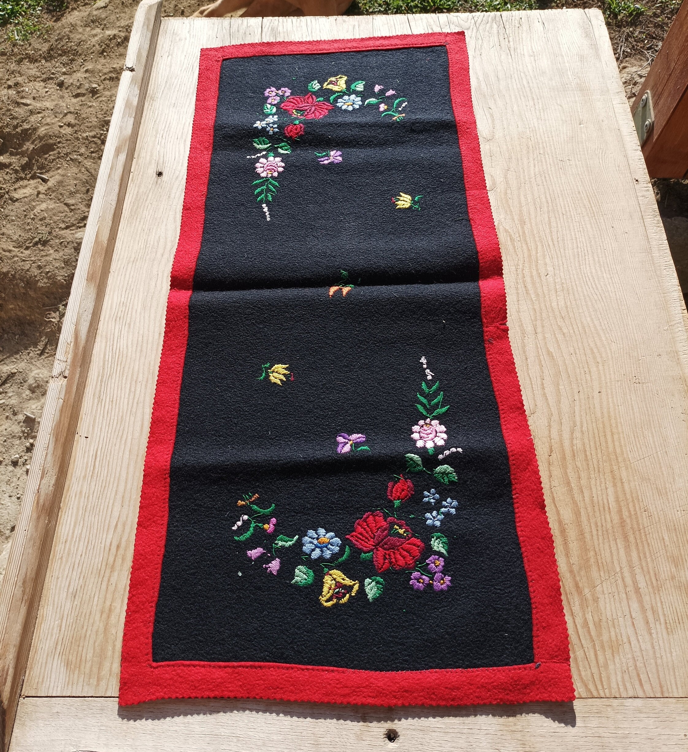ハンガリーの手刺繍テーブルランナー：カロチャ花柄フェルト - Etsy 日本