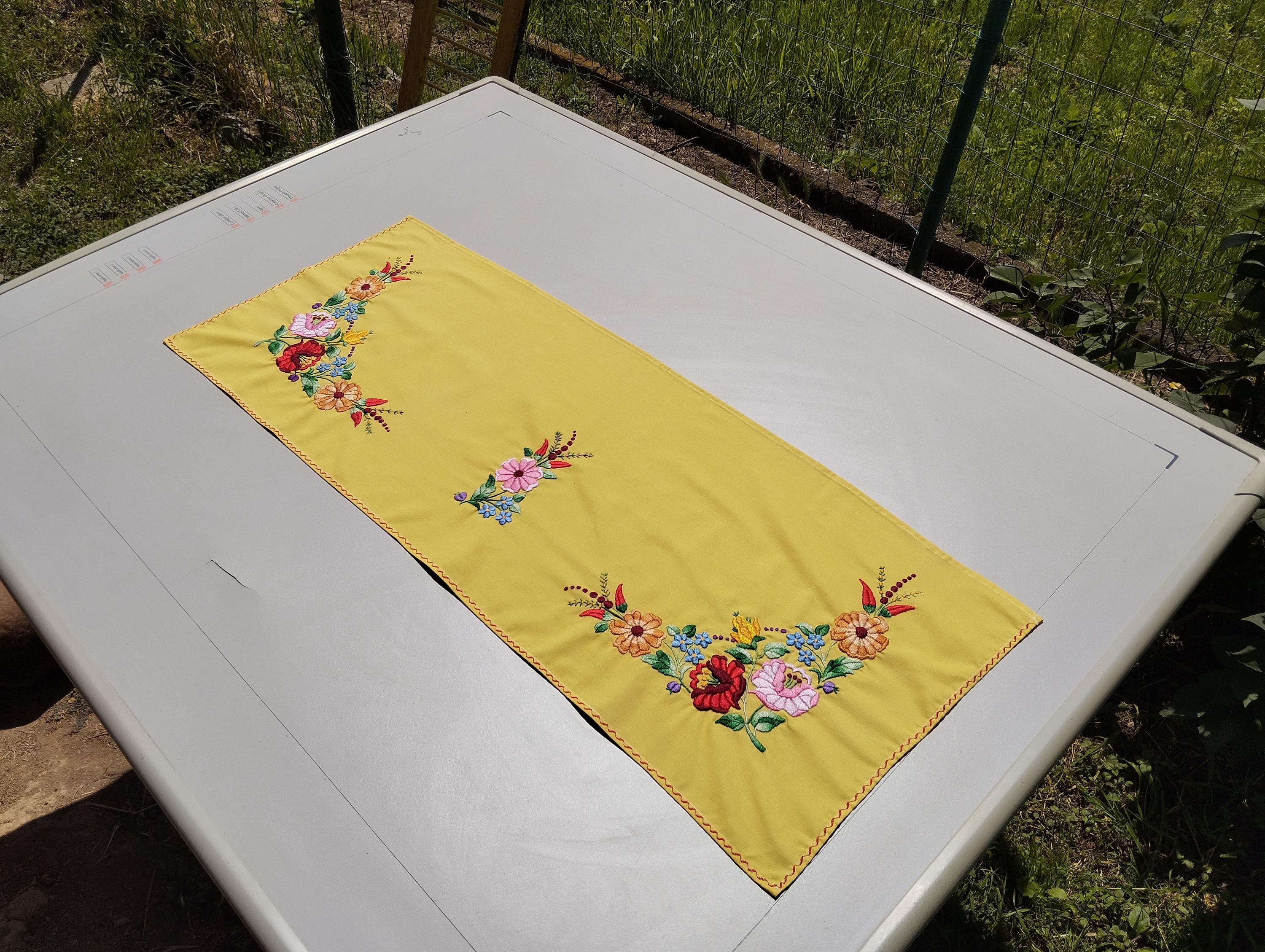 ハンガリーの民族刺繍カーテン：ヴィンテージの花柄棚飾り - Etsy 日本