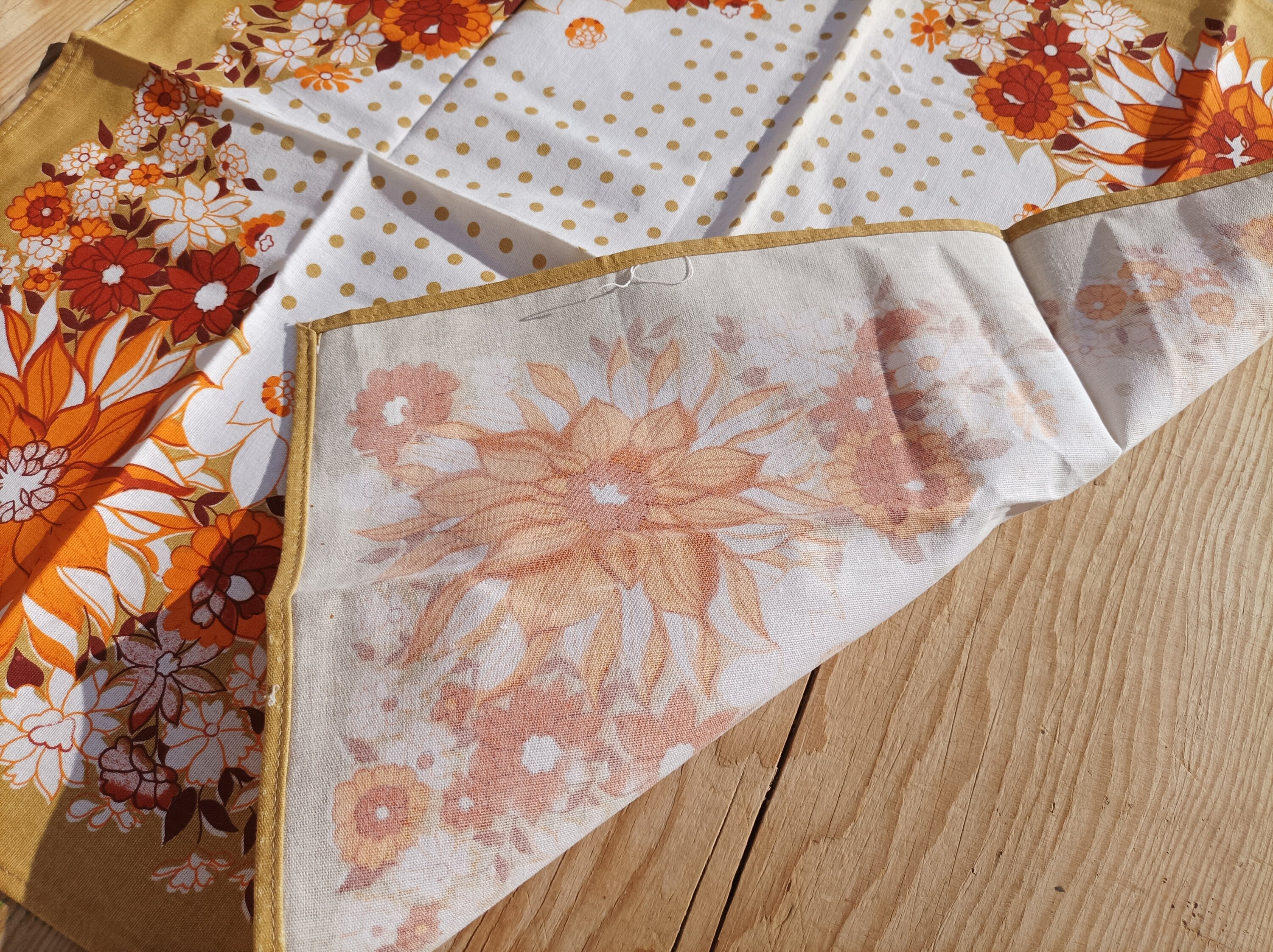 花のモチーフがプリントされたヴィンテージのテーブルクロス