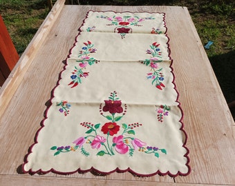 Tablerunner amarillento bordado popular húngaro tradicional, tablerunner decorado con flores bordadas a mano floral