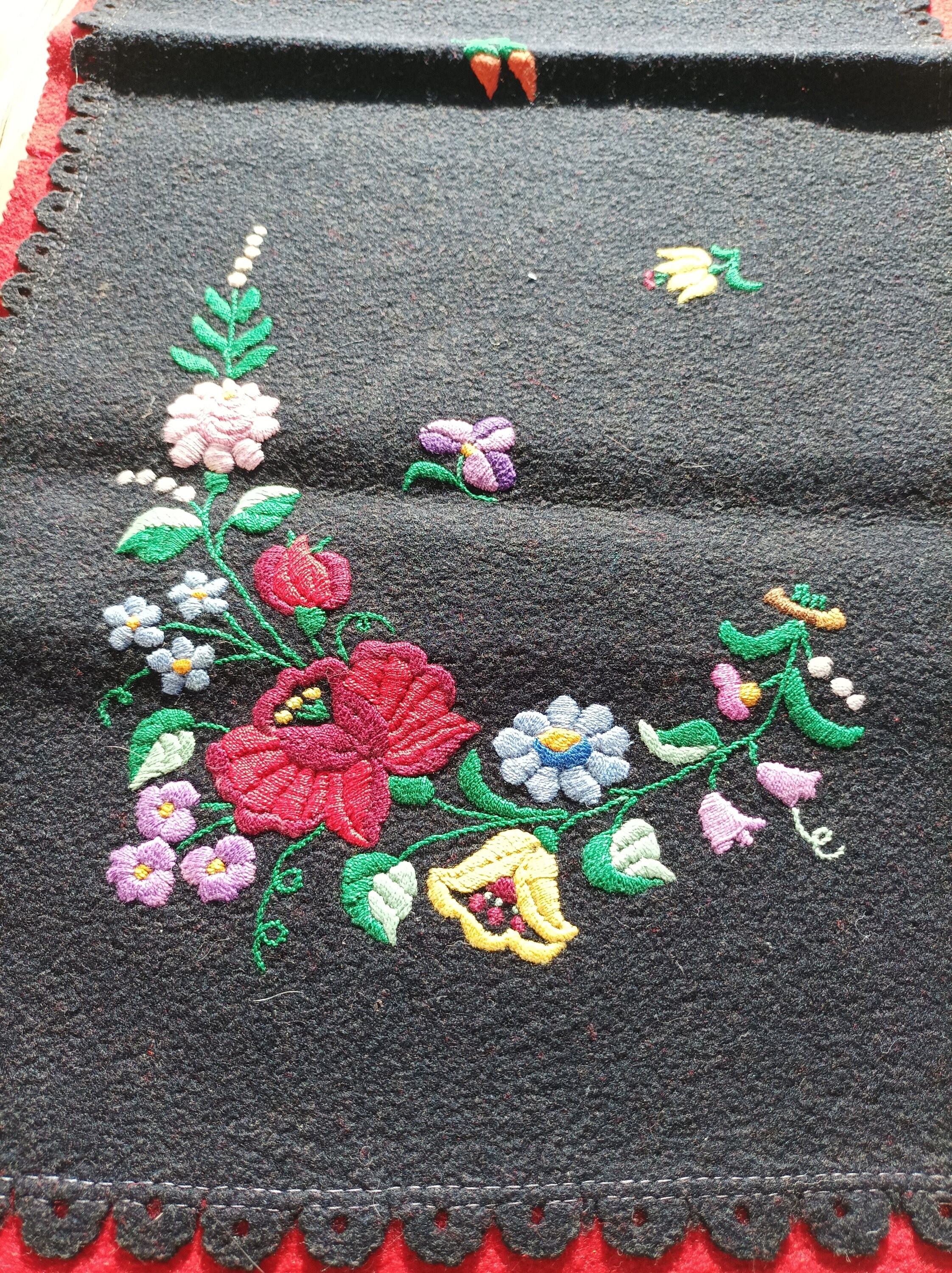 ハンガリーの手刺繍テーブルランナー：カロチャ花柄フェルト - Etsy 日本