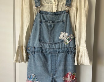 Peto corto de denim reciclado con parches vintage talla L