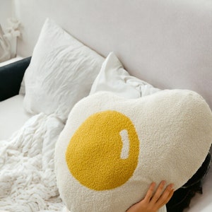 Fried Egg Shearling Pillow, Poached Egg Cushion, Home Decor, Fried Egg-Stuffed Cushion, Children's Room Decoration, Amusing Pillow imagem 4