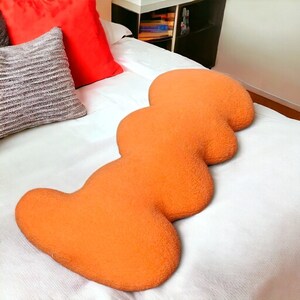 Oreiller câlin vague, Oreiller d'hibernation, Oreiller en forme de vague, joli traversin, Coussin en peluche avec pattes pincées, Décoration d'intérieur d'hiver, Cadeau de pendaison de crémaillère Orange