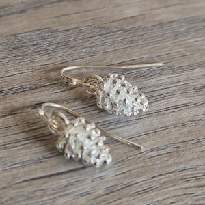 Pendientes de cono de pino plateado, pendientes de gancho colgante en plata de ley, pendientes de piña diminutos, joyería natural, joyería del bosque, joyería boho