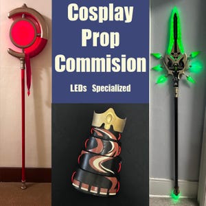 Puede incluir: Accesorios de cosplay con iluminación LED. La imagen muestra un bastón rojo con una luz roja circular, una lanza verde y un protector de brazo negro y marrón con una corona dorada. El texto dice "Cosplay Prop Commission, LEDs Specialized."