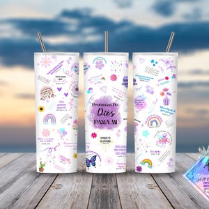 Puede incluir: Tres vasos blancos con diseños de acuarela en morado, rosa y azul. Los vasos presentan citas inspiradoras en español e inglés, incluyendo "Promessas do Deus Para Mi" y "God's Promises for Me".