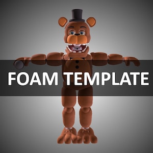 Könnte beinhalten: Ein brauner, bärenartiger Animatronic mit einem schwarzen Zylinder und einer Fliege. Der Animatronic hat ein breites, zahniges Grinsen und ist mit ausgestreckten Armen posiert. Der Text "FOAM TEMPLATE" ist am unteren Rand des Bildes sichtbar.