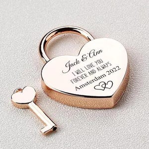 Può includere: Lucchetto a forma di cuore in oro rosa con una chiave. Il lucchetto ha un'iscrizione che recita "Jack & Ann I will love you forever and always Amsterdam 2022".