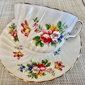 Taza de té y platillo vintage Aynsley – Ramo floral estilo cottage garden – Forma de espiral acanalada – Hecho en Inglaterra imagen 4
