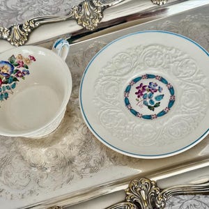 Vintage Wedgwood Patrician “Morning Glory” Embossed Teacup & Saucer – Made in England bild 4