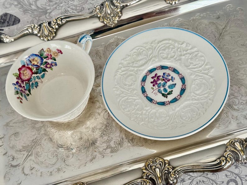 Vintage Wedgwood Patrician “Morning Glory” Embossed Teacup & Saucer – Made in England bild 4