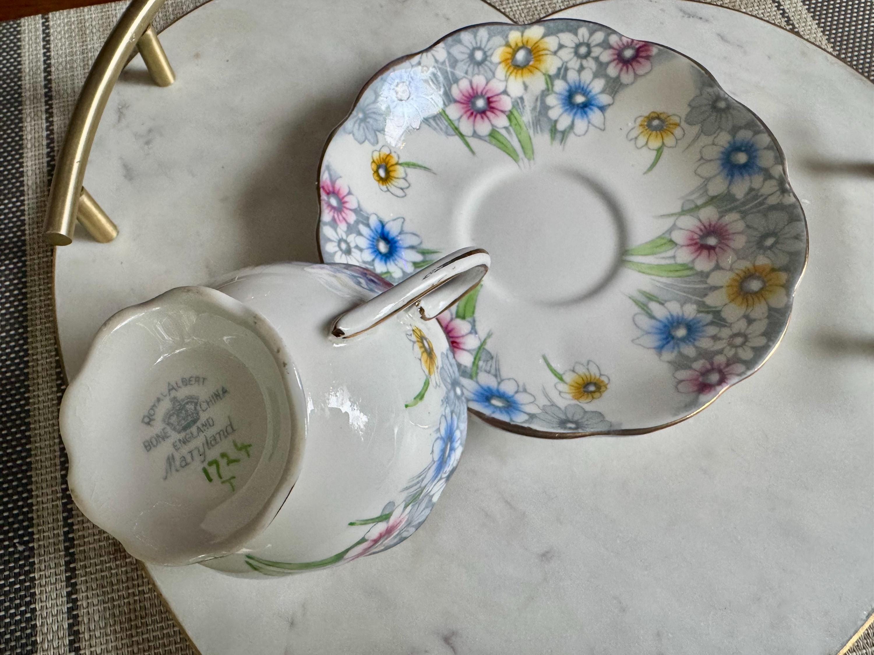 Royal Albert Bone China Teacup & Saucer – “Maryland” 1724 – England – Colorful Daisies