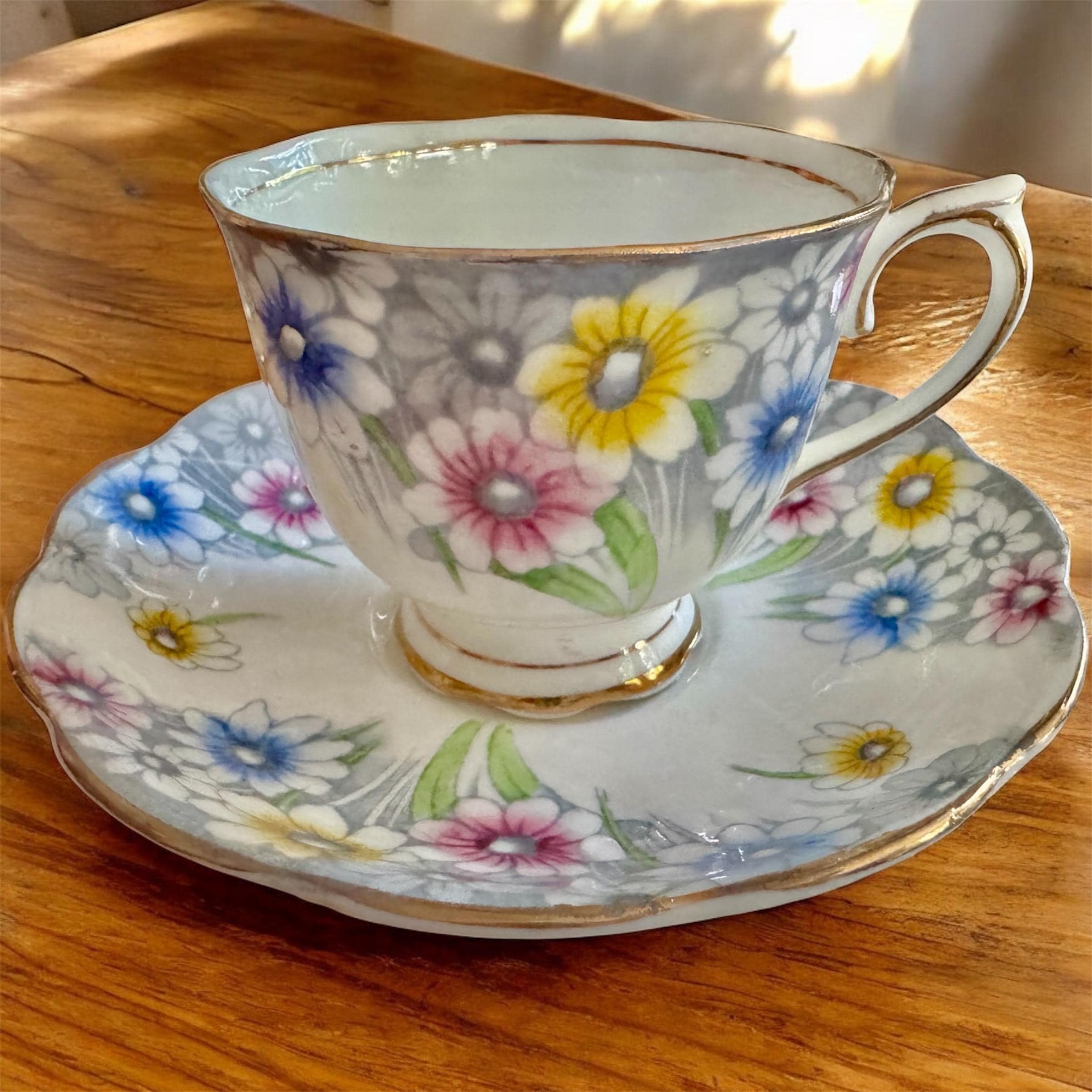 Royal Albert Bone China Teacup & Saucer – “Maryland” 1724 – England – Colorful Daisies