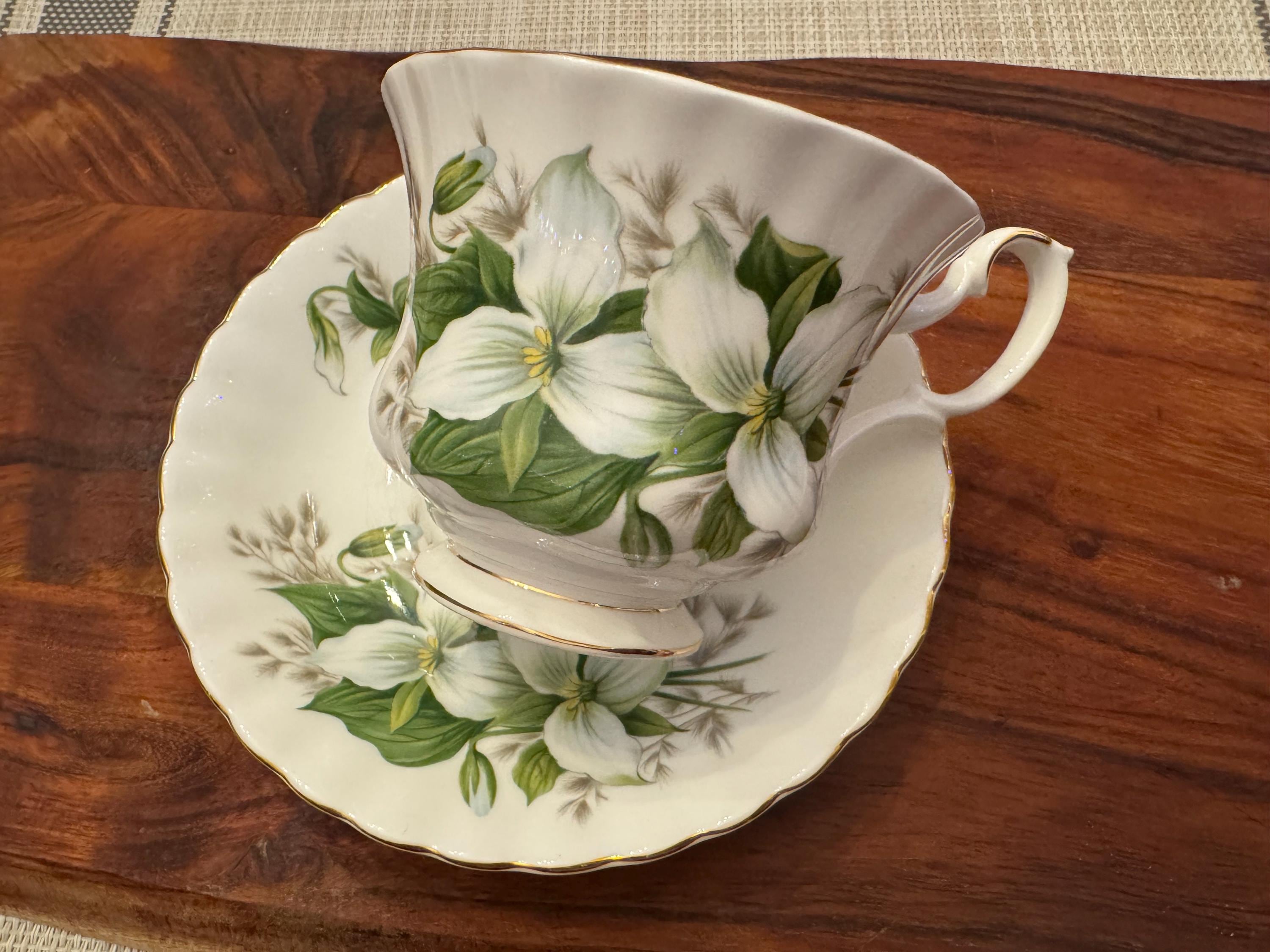 Vintage Royal Albert Trillium Bell-Shaped Tea Cup and Saucer Set - Elegant Fine Bone China