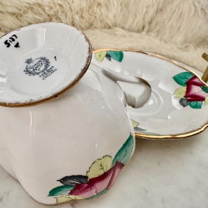 Vintage Queen Anne Bone China Teacup & Saucer – Hand-Painted Roses with Gold Rim bild 9