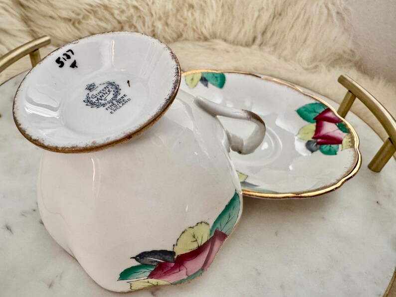 Vintage Queen Anne Bone China Teacup & Saucer – Hand-Painted Roses with Gold Rim bild 9