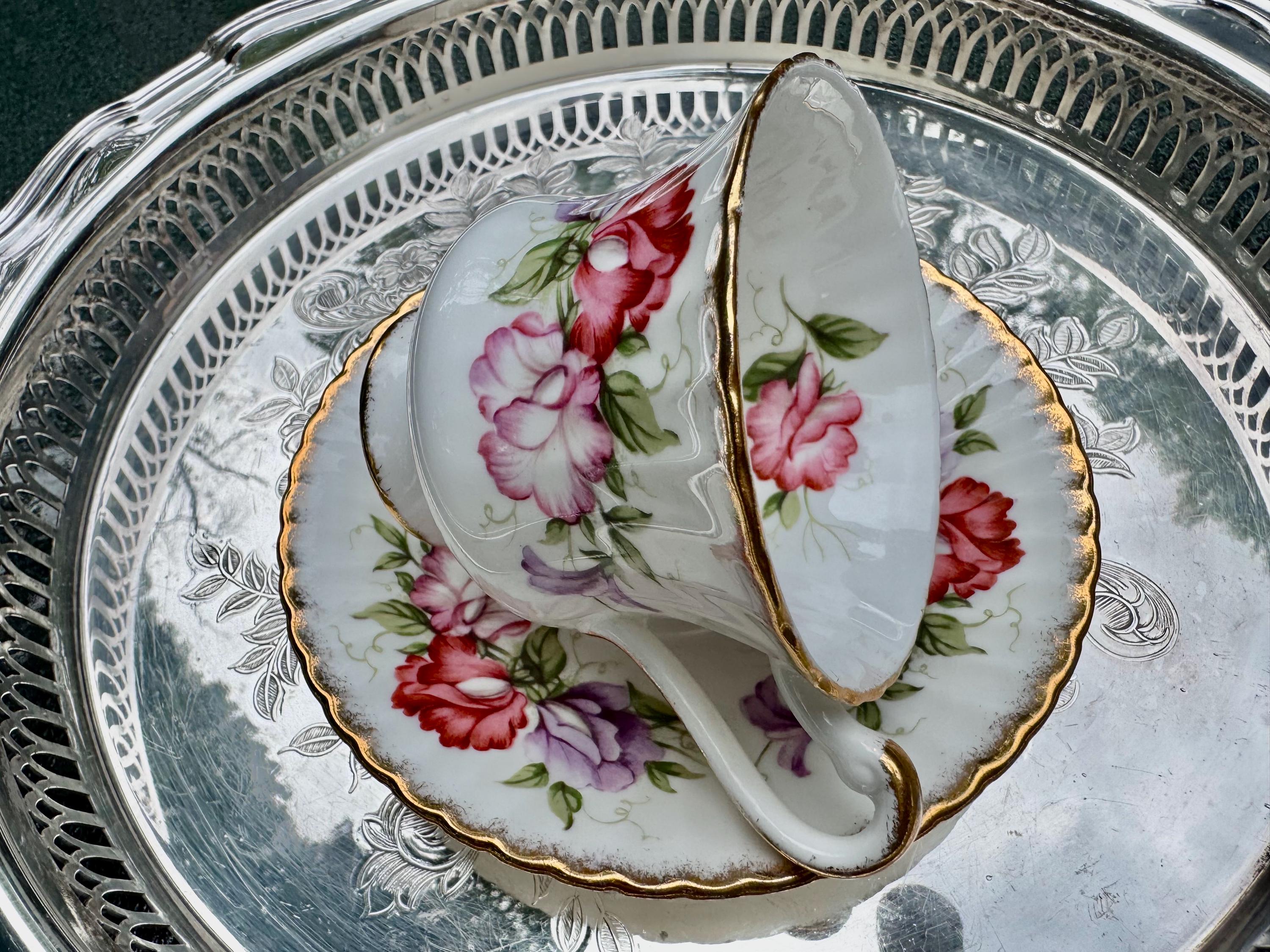 Vintage Paragon Fine Bone China Teacup & Saucer – Sweet Pea Floral – Gold Rim – England (1950-1959)