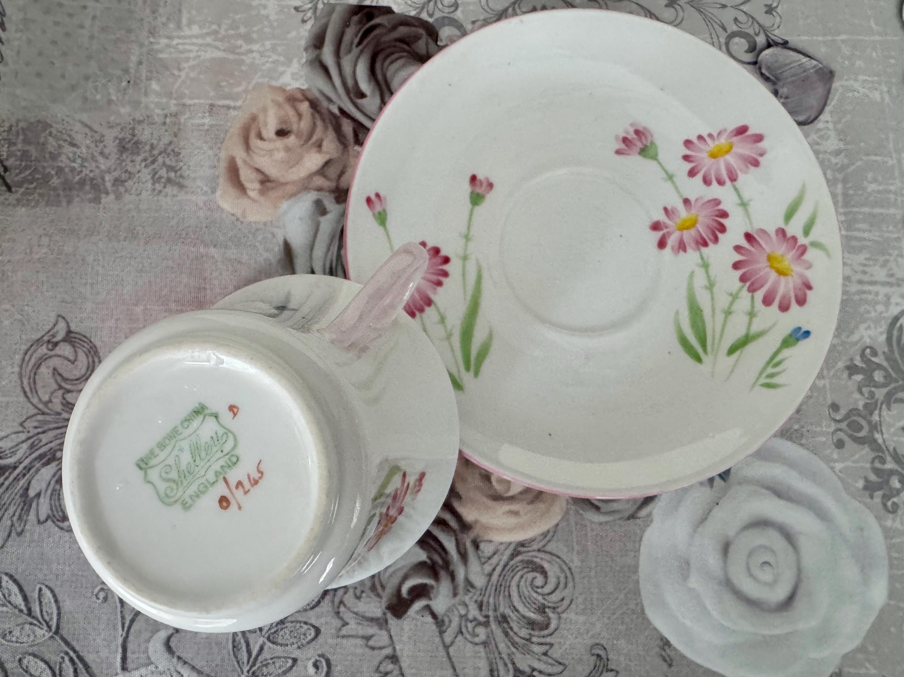 Rare Shelley England Teacup & Saucer – Pattern T2384 – Warwick Shape – Gold Trim – 1945–1966
