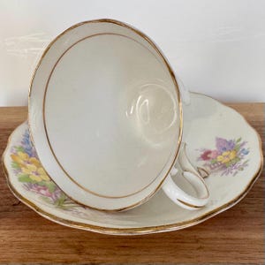 Vintage Colclough Bone China Teacup & Saucer – English Cottage Garden Scene – Made in Longton, England bild 3