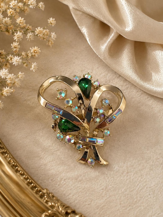 Vintage CORO Aurora Borealis & Emerald Green Rhinestone Bow Brooch – Gold Tone Retro Glam Pin