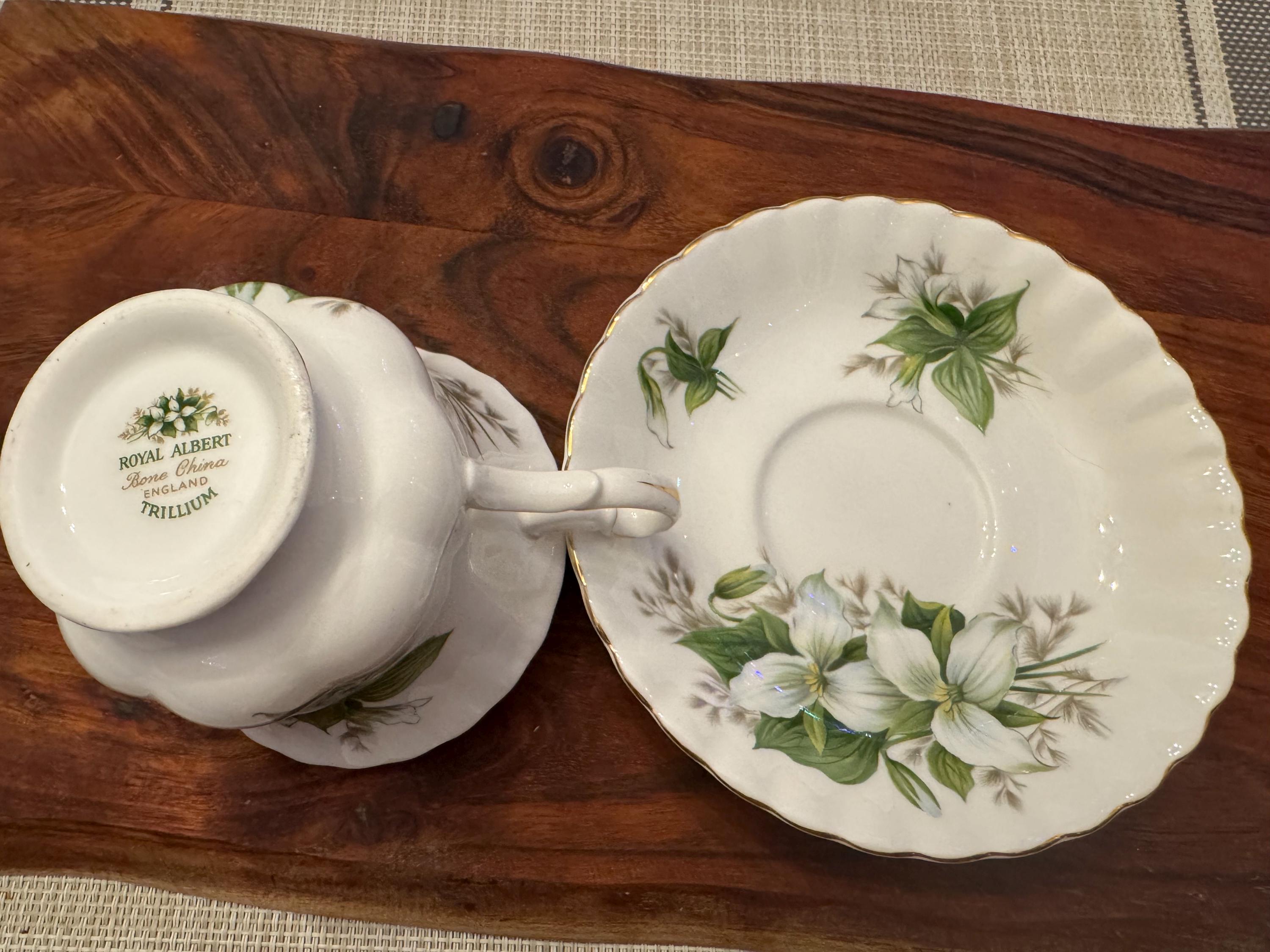 Vintage Royal Albert Trillium Bell-Shaped Tea Cup and Saucer Set - Elegant Fine Bone China