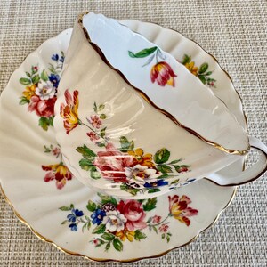 Taza de té y platillo vintage Aynsley – Ramo floral estilo cottage garden – Forma de espiral acanalada – Hecho en Inglaterra imagen 6