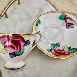 Vintage Queen Anne Bone China Teacup & Saucer – Hand-Painted Roses with Gold Rim bild 10