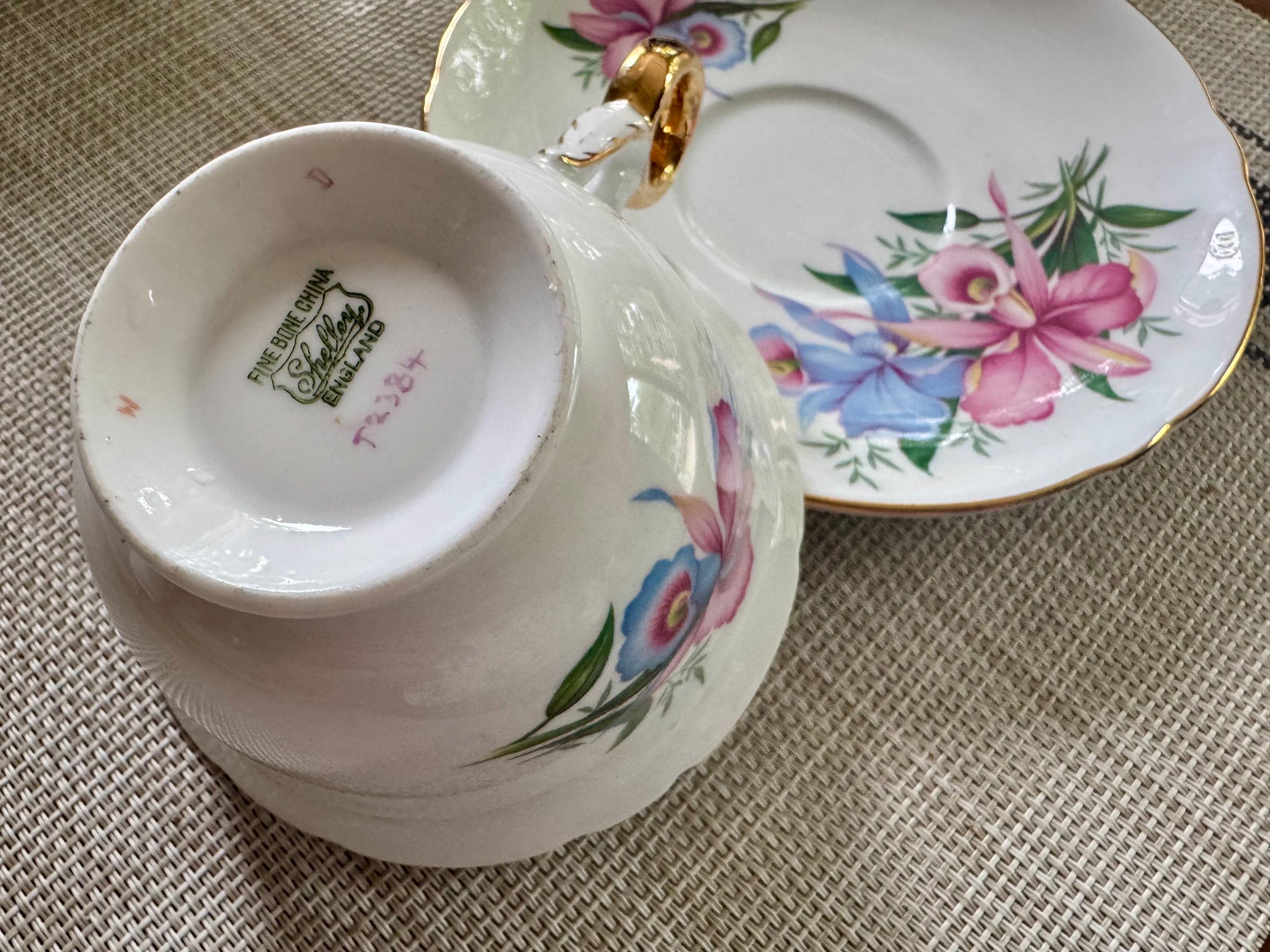 Rare Shelley England Teacup & Saucer – Pattern T2384 – Warwick Shape – Gold Trim – 1945–1966