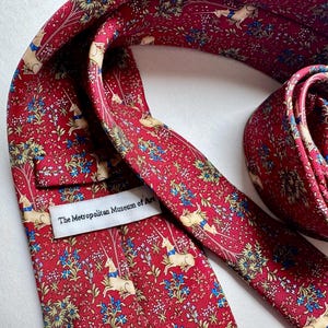 Corbata de seda con diseño de unicornio en un jardín de The Met Store – Corbata de arte del Museo de Tapices Medievales – 100% seda imagen 6
